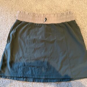 Zella athletic skirt size small. Army green and tan Colorblock
